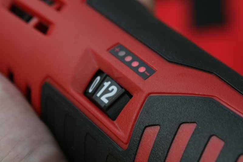 Milwaukee 2426-22 M12 Multi-tool Kit battery indicator