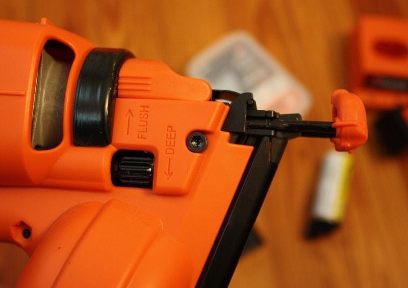 Paslode 900600 Cordless 16-ga Angled Finish Nailer depth setting