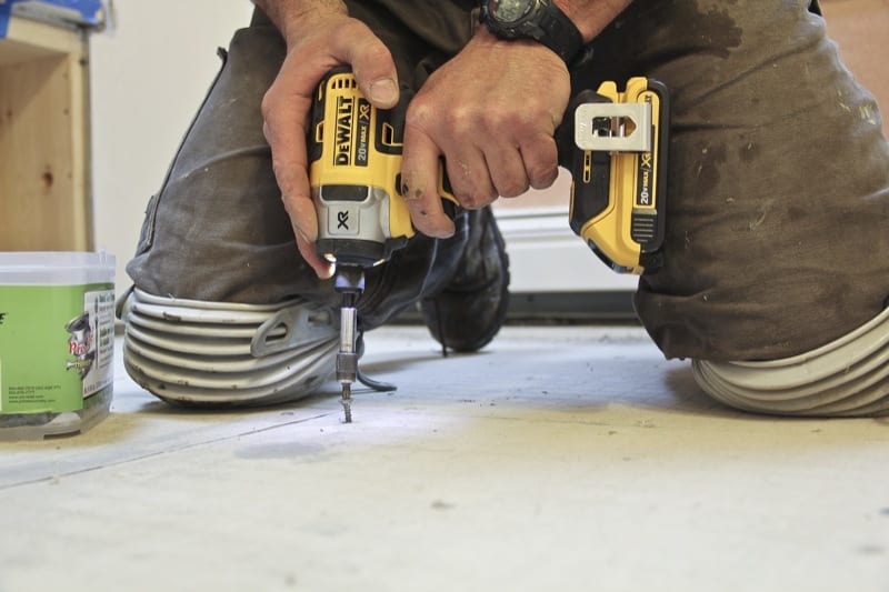 DeWalt DCF886M2 fastening backer