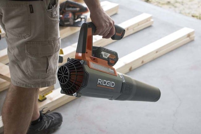 Ridgid Gen5X 18V Jobsite Blower in Use 2