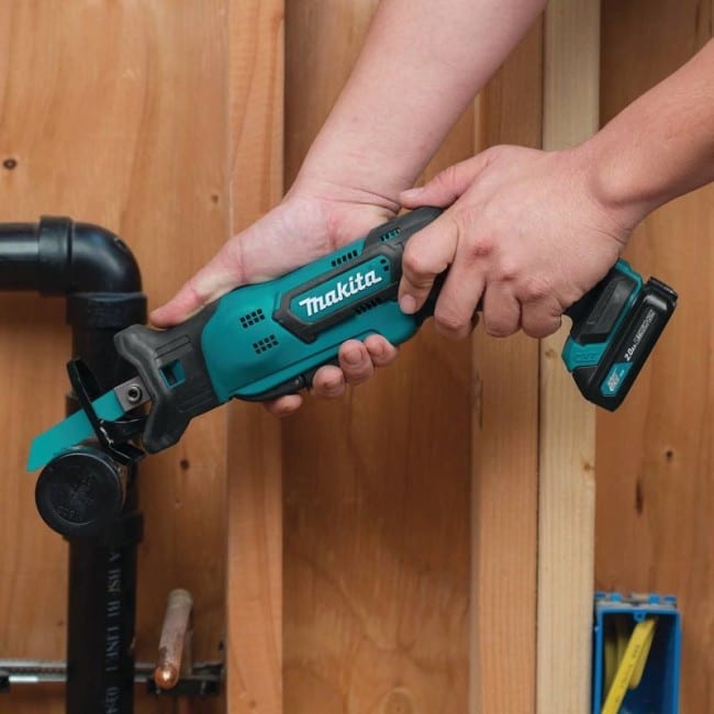 Makita RJ03R1 cordless recipro saw cutting pipe