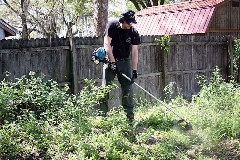 Makita EM2650LH 4-Stroke String Trimmer Action 2