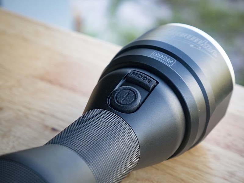 Milwaukee M12 LED Metal Flashlight 02