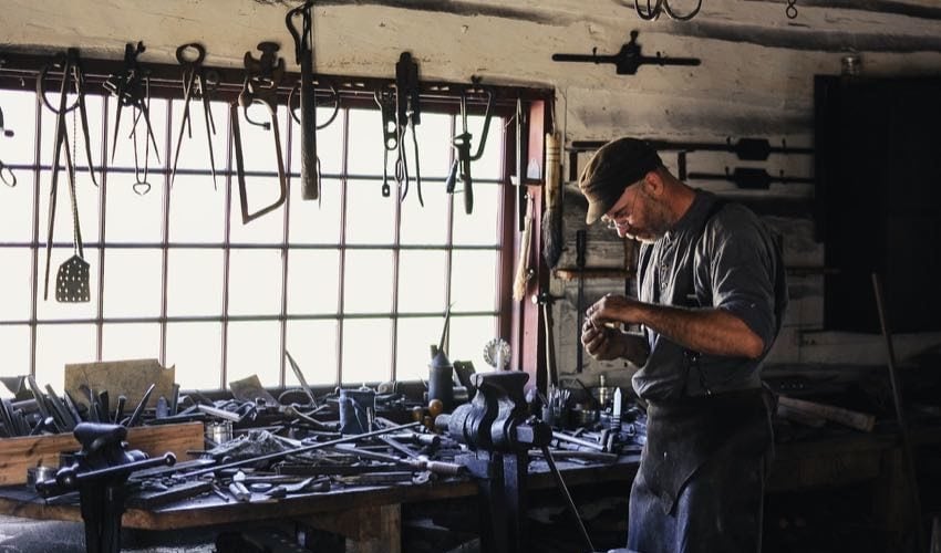 DIY tool repairs workshop