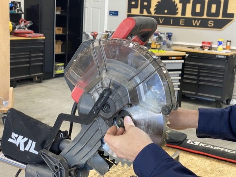 changing 10-inch saw blade