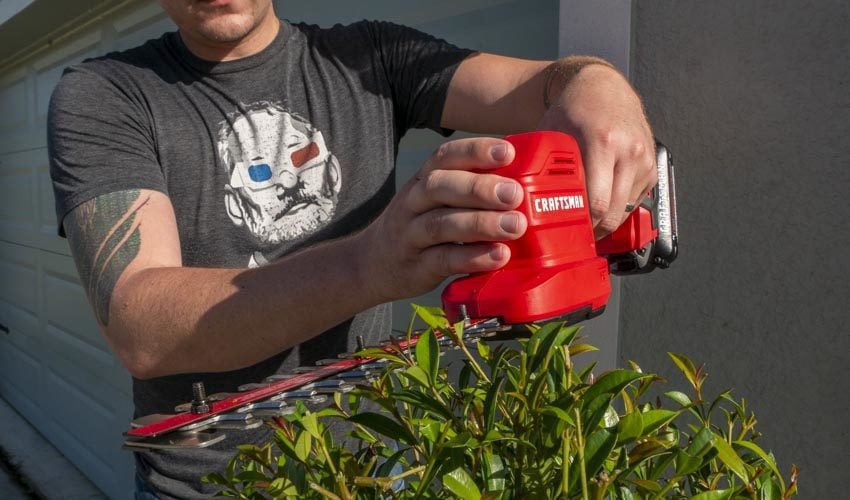 CRAFTSMAN V20* Cordless 2-in-1 Hedge Trimmer and Grass Shear