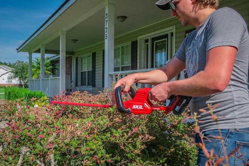 Skil 20V Hedge Trimmer Action