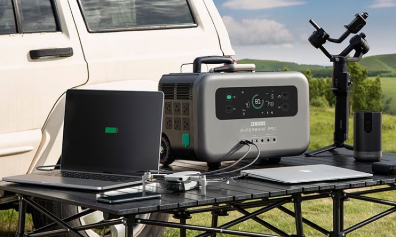 Zendure SuperBase Pro 2000 charging laptop