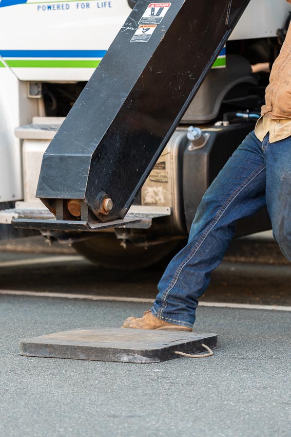 Crane safety when placing the outrigger on streets
