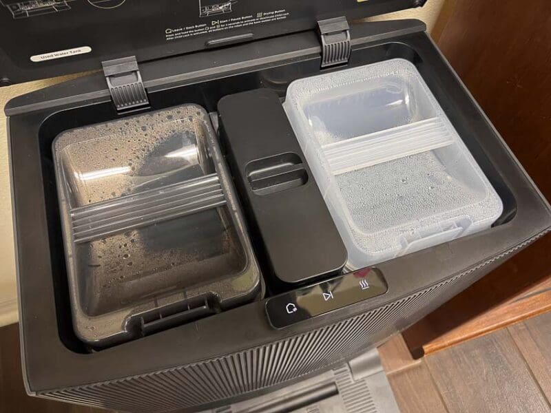 clean and dirty water containers