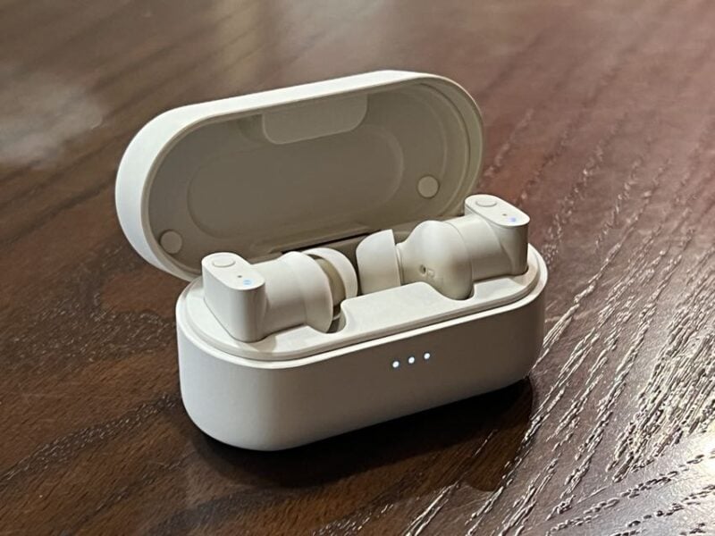 Status Between 3ANC headphones