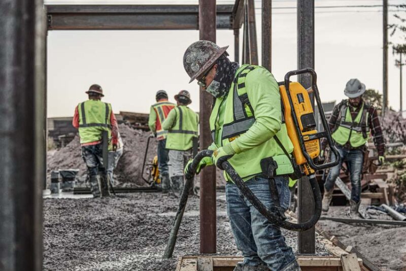 DeWalt PowerShift Backpack Vibrator DCPS310