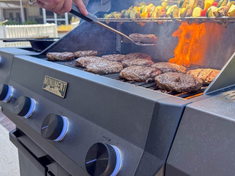 Monument Grills Eminence 425