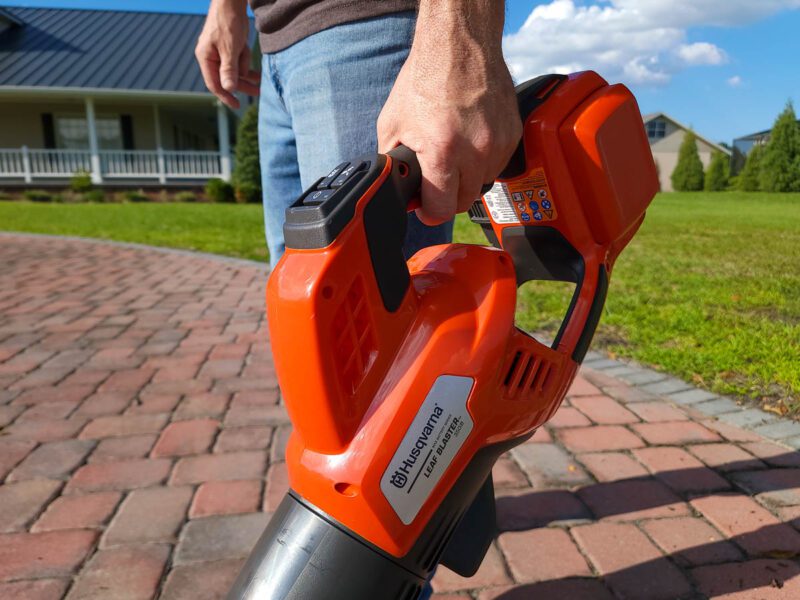 Husqvarna 40V Leaf Blaster 350iB grip and trigger