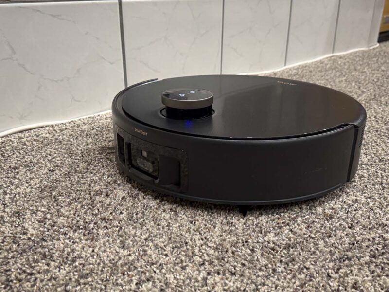 MOVA Z60 vacuuming carpet